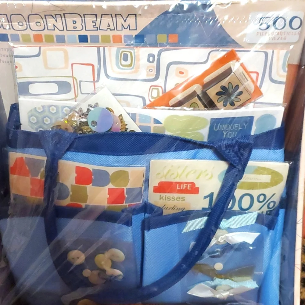 Scrapbooking Kit 500 Pieces with Organizing Tote Bag - New in Box - Picture 2 of 4